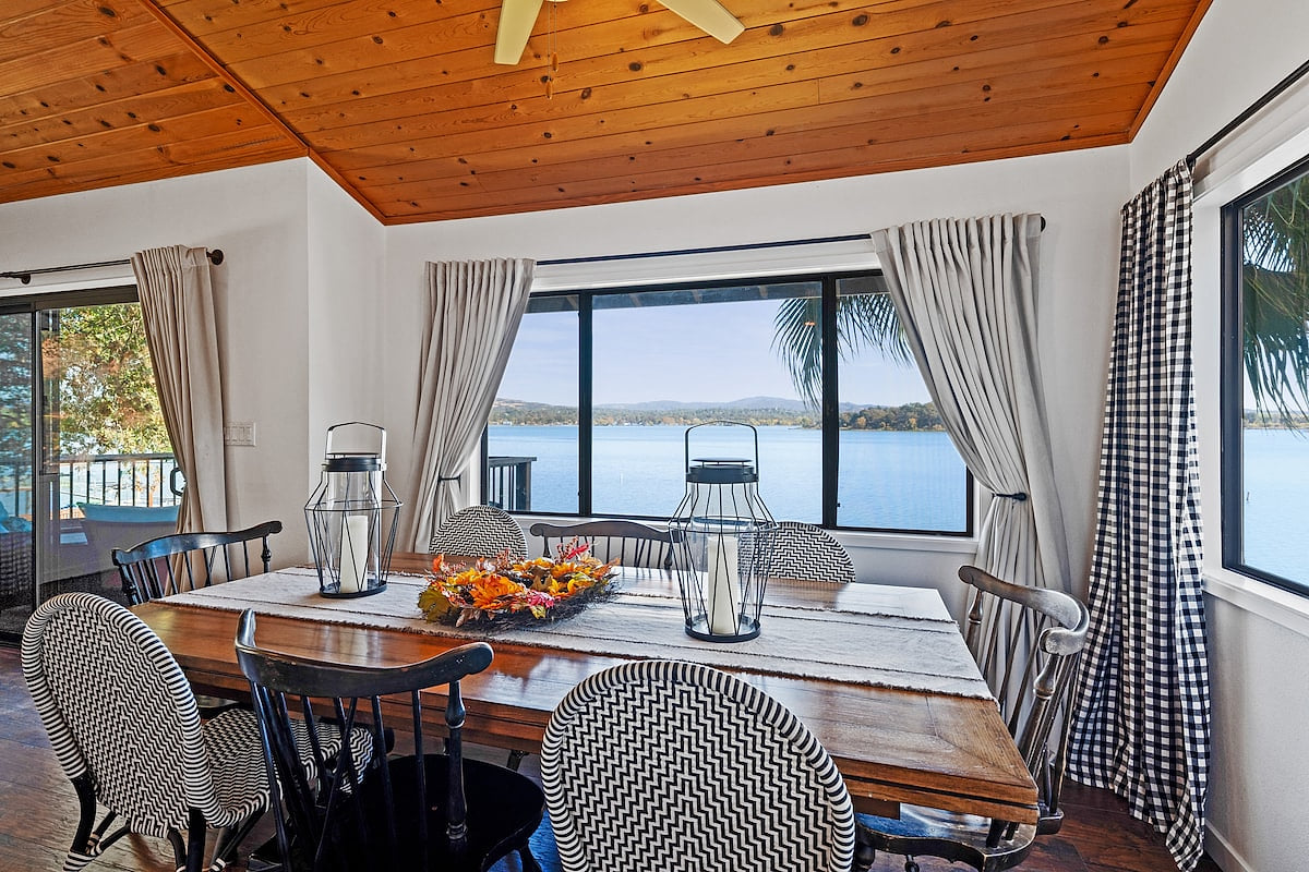 Lakefront, Sleeps 12+,dock,boat parking,EV charger image 1