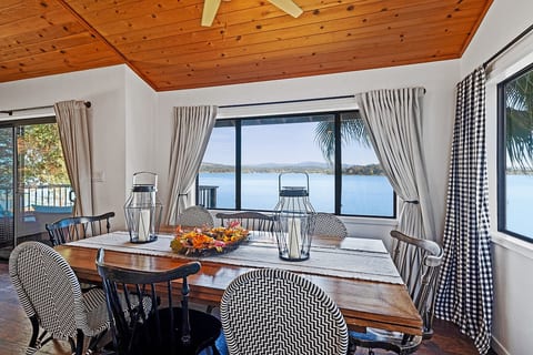 Lakefront, Sleeps 12+,dock,boat parking,EV charger image 1