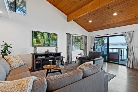 Lakefront, Sleeps 12+,dock,boat parking,EV charger image 3
