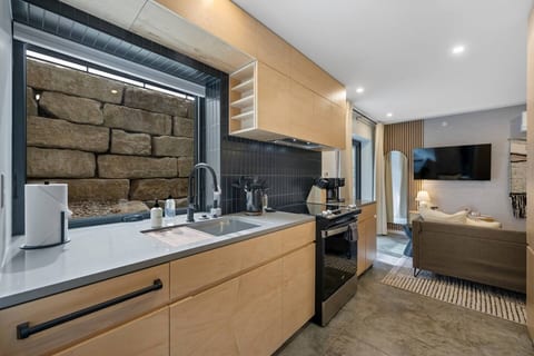 Light & Airy Garden-Level Boutique Stay
