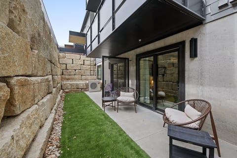 Light & Airy Garden-Level Boutique Stay