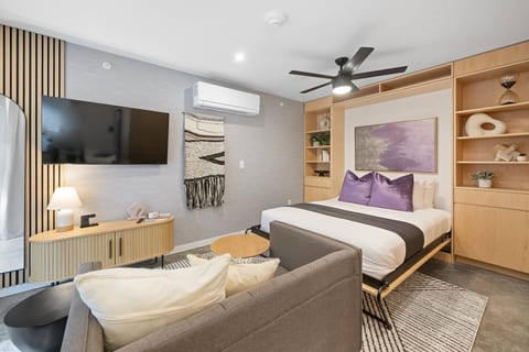 Light & Airy Garden-Level Boutique Stay