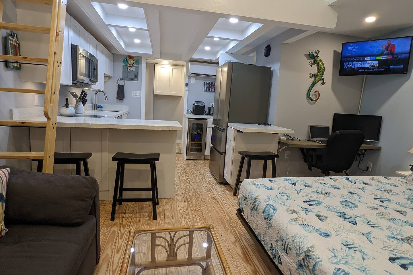 Old Town Gated Studio, Great Location, Great Value