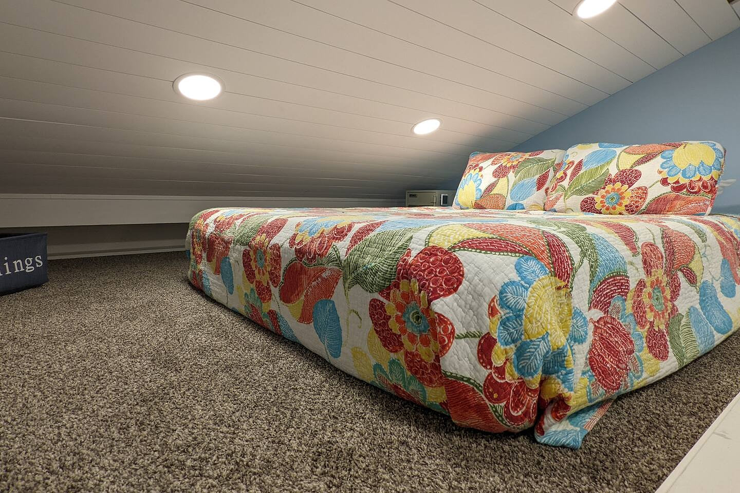 Loft queen bed Old Town Gated Studio, Great Location, Great Value