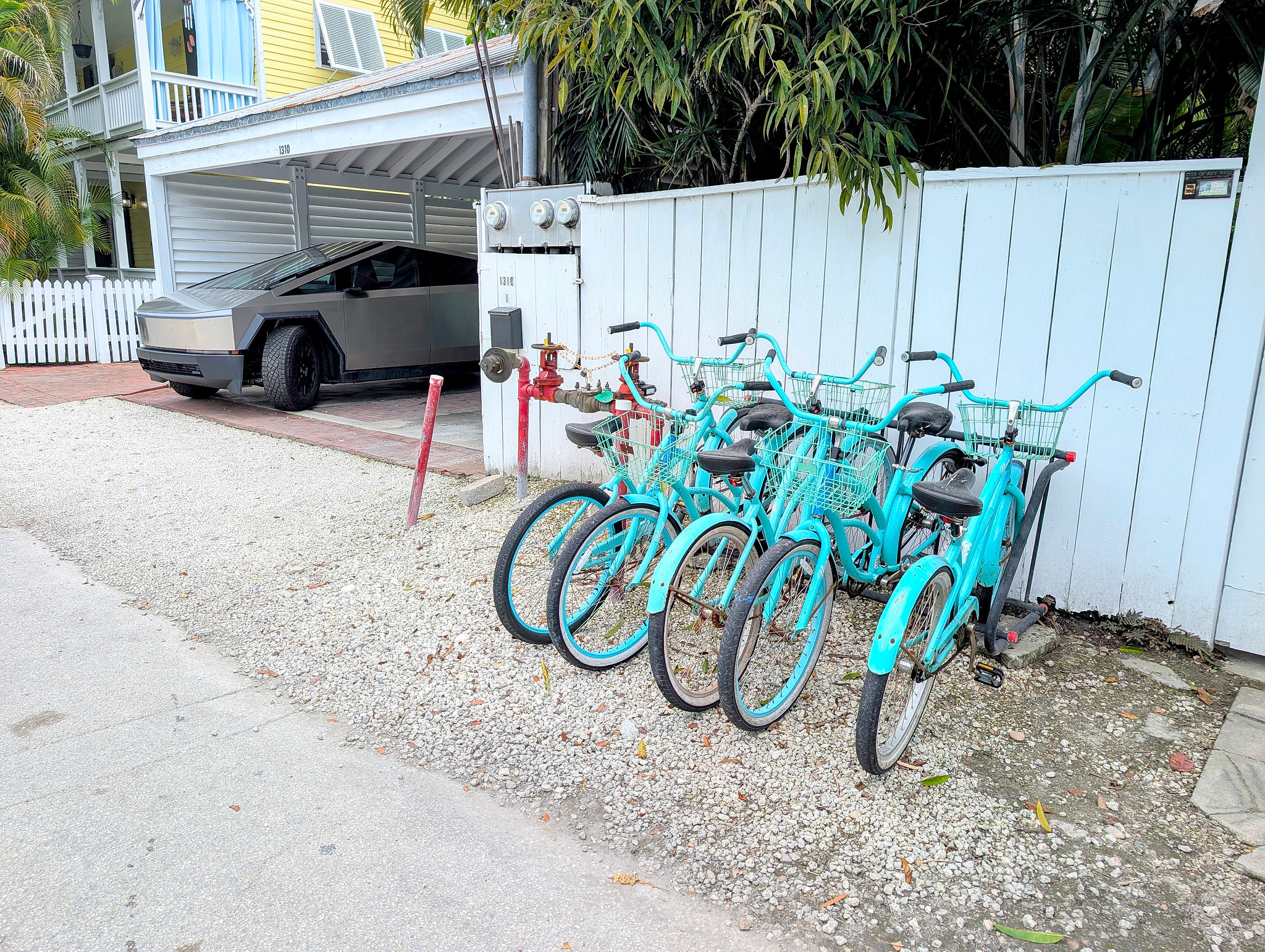 Cruiser bikes for guests + covered parking in a tropical setting