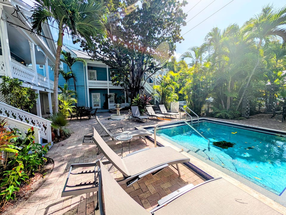 Coral Palms 1BR/King/Queen, Pool, block to Duval - Key West