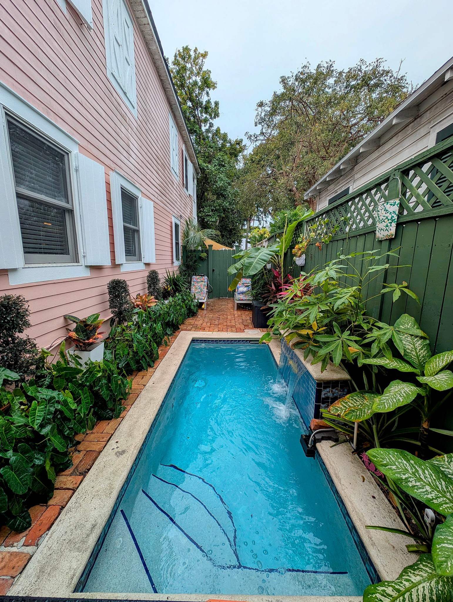 Seasonally heated and chilled saltwater pool