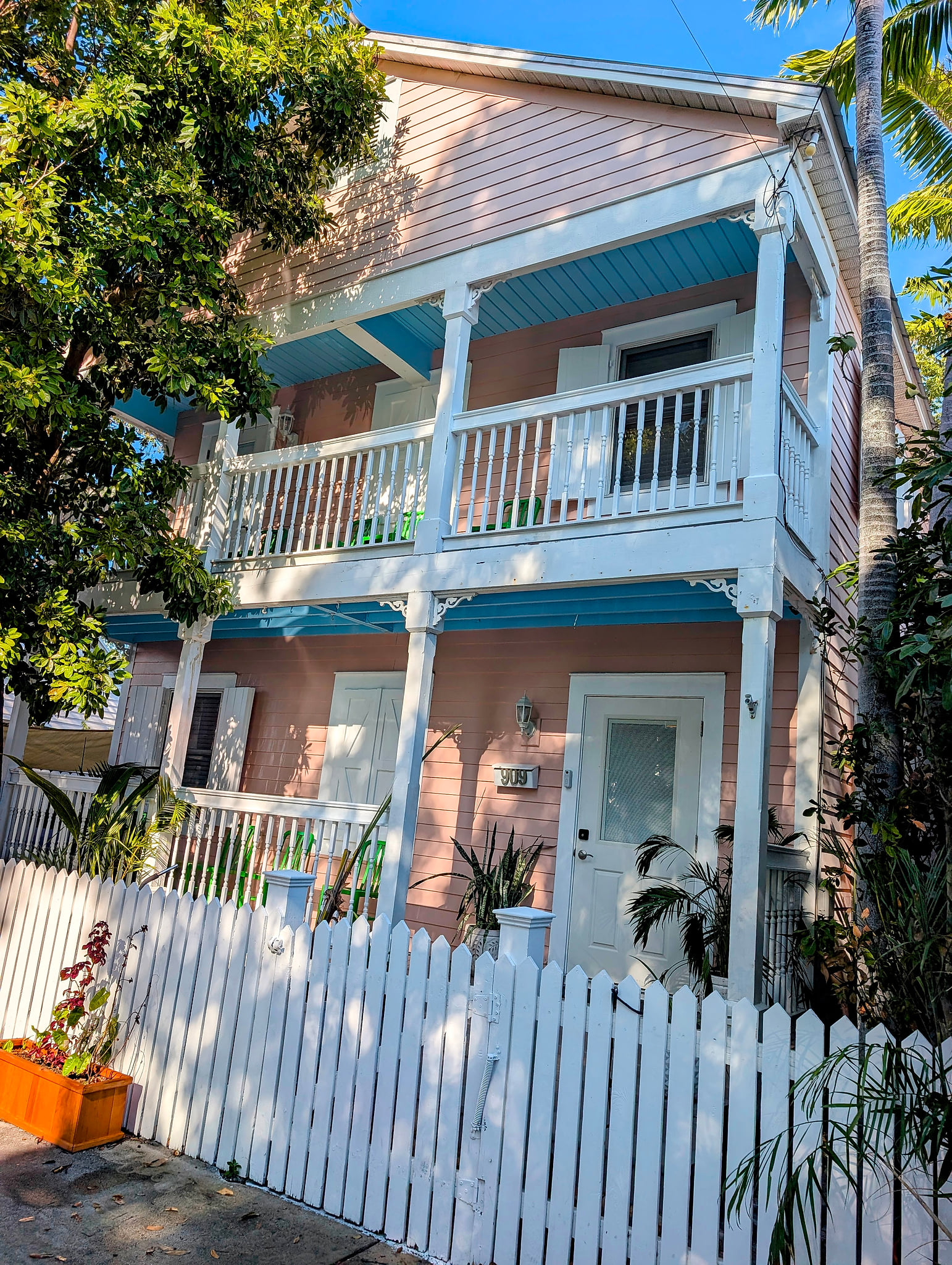 Elegant Old Town gem with double porches and a white picket fence Cockhouse 3BR/3BA heated Pool/Parking/Pet Old Town