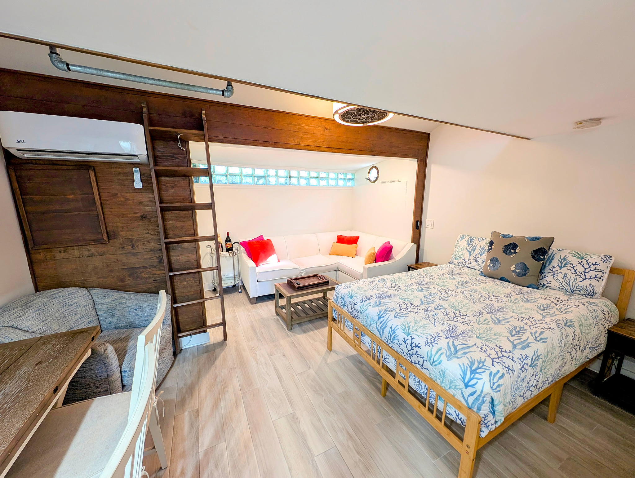 Sunny studio with lounge nook, queen bed, AC & dining table Beach House Modern Old Town Studio Near Duval