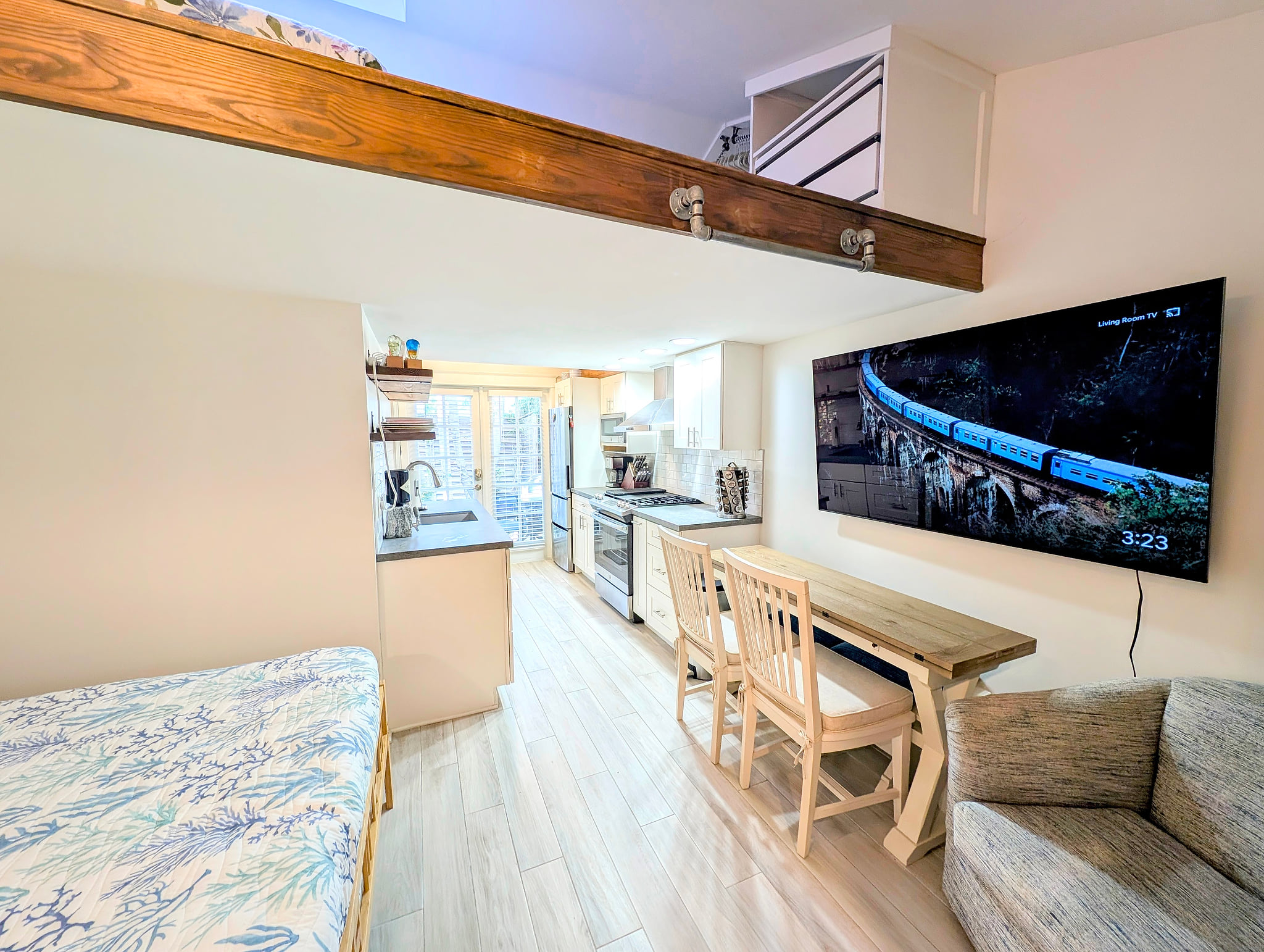 Bright studio loft with modern kitchen, big Smart TV & patio doors