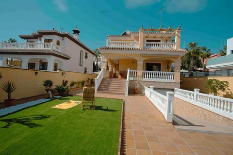 Vista casa entrada por primera vez por el garaje con código de acceso.