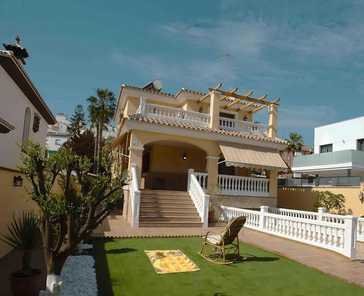 Vista de la casa entrada al jardín a través de puerta corredera.