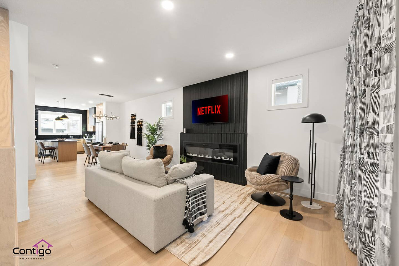 The Grande | AC |Garage | Yard | 10 min to Rogers