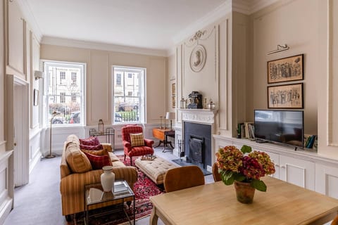 Elegant Central 1-Bed Gem with Private Garden