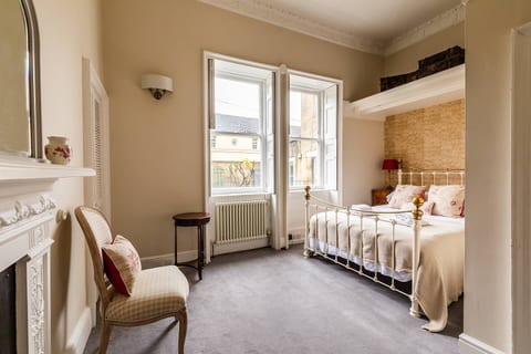 Elegant Central 1-Bed Gem with Private Garden