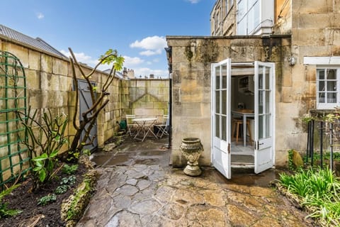 Elegant Central 1-Bed Gem with Private Garden