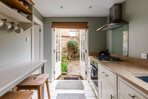 Elegant Central 1-Bed Gem with Private Garden