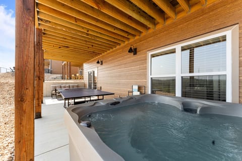 Hot tub (lower level deck )