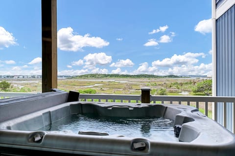 6 Person Hot tub with Amazing Views!