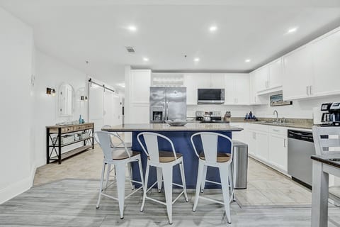 Coastal Family Getaway Laketown- 5 Pools- Sleeps10