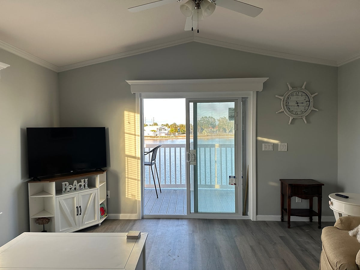 Cute, comfortable beach getaway! image 1