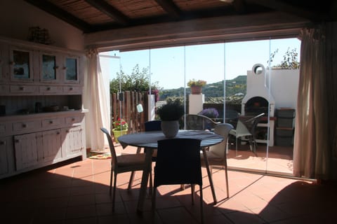 Appartamento Bouganville con giardino , vista mare