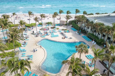 Oceanview king bed right on the beach w pool&gym