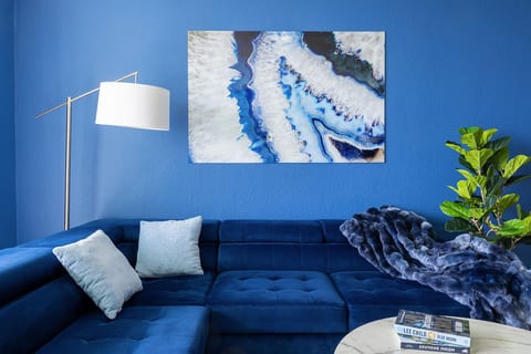 Oceanview king bed right on the beach w pool&gym