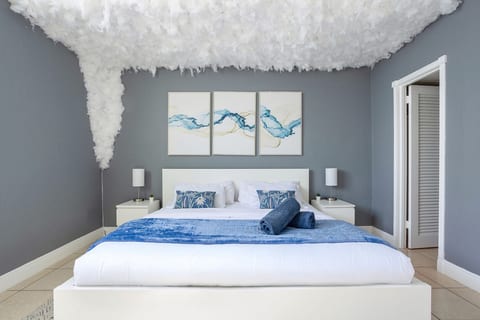 Oceanview king bed right on the beach w pool&gym