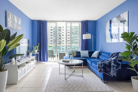 Oceanview king bed right on the beach w pool&gym