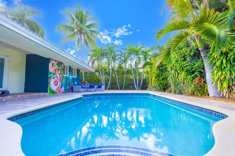 Heated Saltwater Pool 6min to Beach Tropical Oasis
