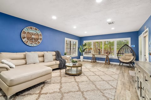 Spacious Living Room Perfect for Relaxation and Gatherings!