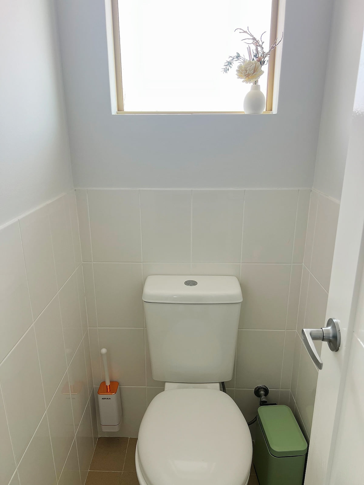 The family toilet seat is convenient for both young children and adults to use