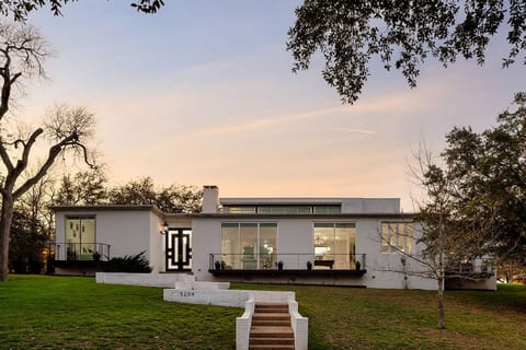 Sleeps 22+|15minATX/Lake|Pool|Arcade|Sauna|Theater