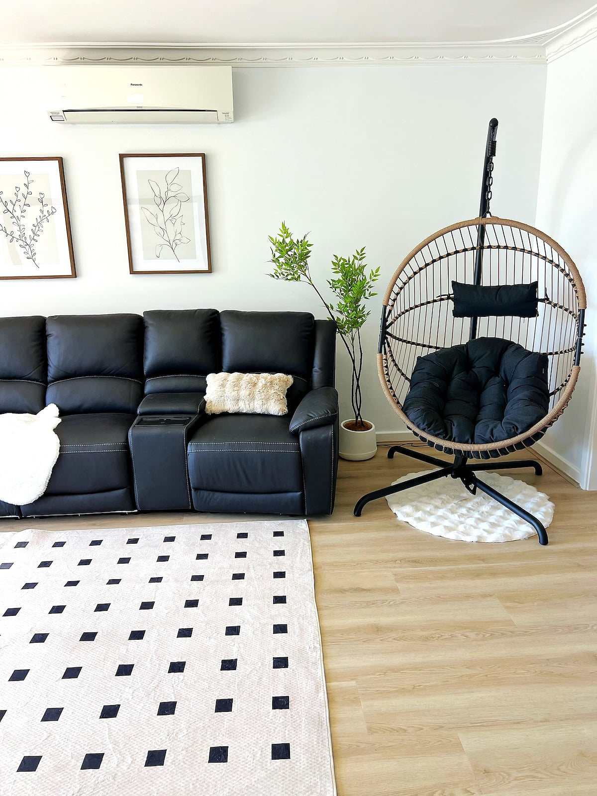 Enjoy the romantic atmosphere brought by the Egg Chair. The Relaxation Dream -Near Galleria&CBD&Airport