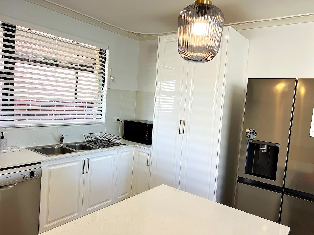 A brand new refrigerator with ice making function, allowing you to enjoy various ice drinks anytime. The brand new Bosh dishwasher, LG microwave, and toaster make cooking simple and comfortable. The Relaxation Dream -Near Galleria&CBD&Airport