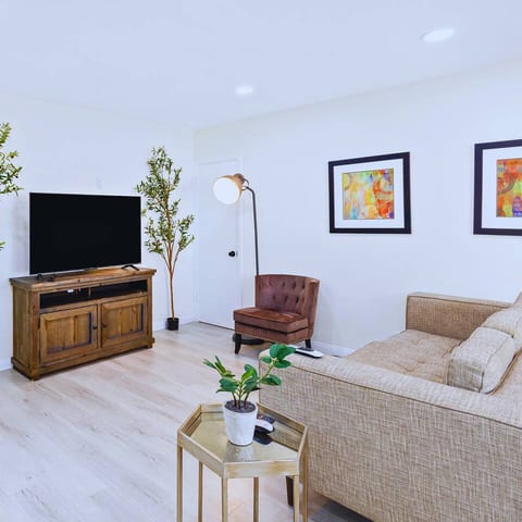 Bright & Modern 2BR WeHo Stay w/ Parking