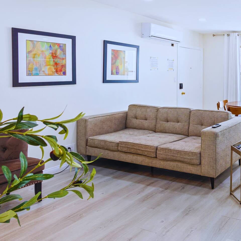 Helle & Moderne 2BR WeHo Unterkunft mit Parkplatz - Culver City