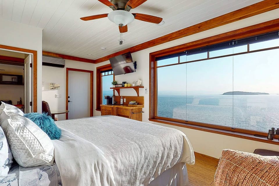 Eagle Suite Beach Hideaway - Sunshine Coast Regional District