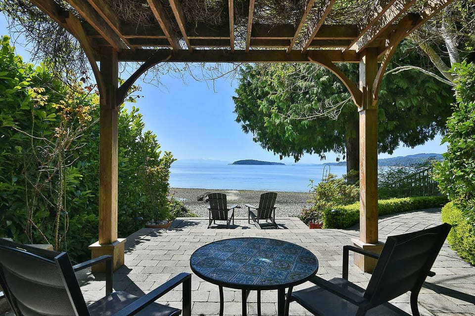Hawk Suite Beach Hideaway - Sechelt