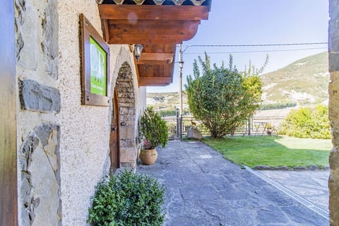 Retiro Íntimo en los Pirineos - Jardín y Parking