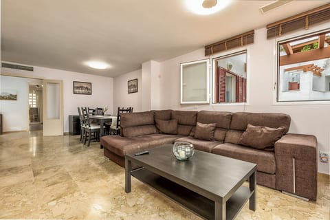 Relax in our luxury home | Terrace, Pool & Parking