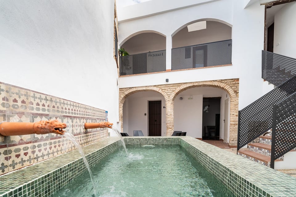 Stunning Andalusian Oasis with Terrace & Pool - Córdoba