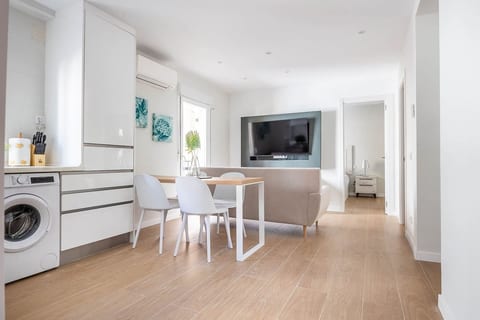 Bright Apartment Near Seville’s Historic Center