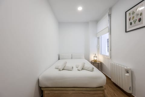 Simple & Quiet Stay Near Retiro: Ideal for Couples