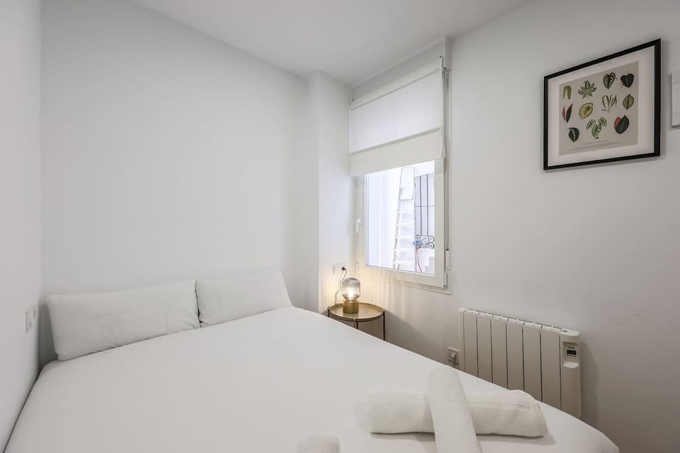 Simple & Quiet Stay Near Retiro: Ideal for Couples - Madrid