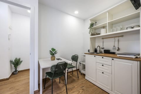 Simple & Quiet Stay Near Retiro: Ideal for Couples