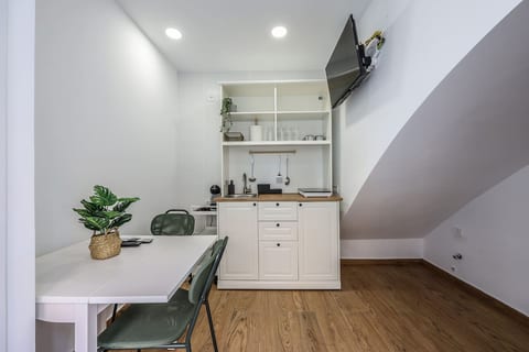 Simple & Quiet Stay Near Retiro: Ideal for Couples