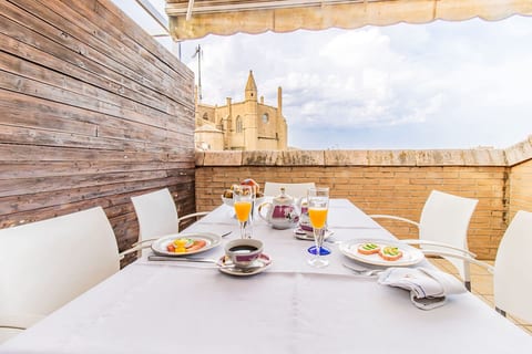 Relax Above the City – Terrace, Views & Comfort