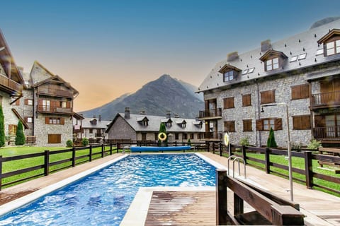 Charming Pyrenean Flat with Terrace, Views & Pool